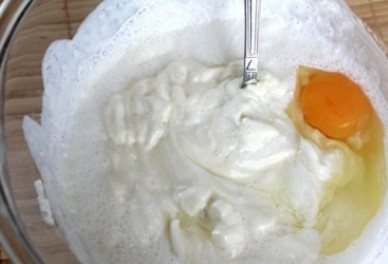 1. Этап. Чизкейк со сливочным сыром: Добавляем сливки, ванильный сахар и яйца. Опять взбиваем-перемешиваем венчиком или миксером на маленькой скорости.