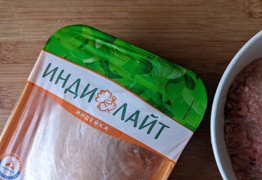 1. Этап. Шведские котлеты со свеклой из индейки: Для приготовления этих котлет берём филе индейки, перекручиваем в фарш. У меня - филе грудки индейки Индилайт.