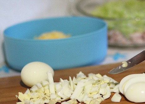 1. Этап. Салат из копченой грудки: 5. Отваренные яйца остудить как следует, очистить и нарезать.