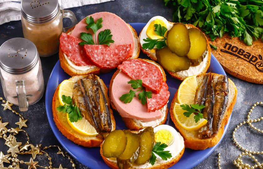 1. Этап. Советские бутерброды: Особенно хороши советские бутерброды при подаче к новогоднему столу.