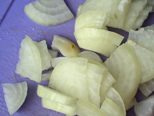 1. Этап. Салат с зеленой редькой: 2. Репчатый лук очищаю от шелухи, затем промываю в холодной воде и нарезаю полукольцами или кусочками.