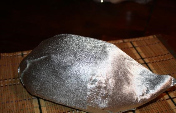 1. Этап. Ежик из конфет: 2. Обернуть основу тканью, гофрированной или цветной бумагой, стараясь сделать поверхность гладкой. Закрепить края на дне основы, проклеив скотчем или клеем.