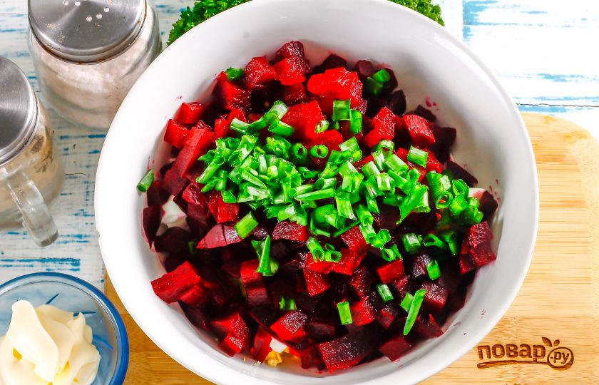 1. Этап. Салат из вареной свеклы и яиц: Промойте зеленый лук, стряхните с зелени лишнюю влагу и измельчите. Добавьте в емкость к остальным ингредиентам.