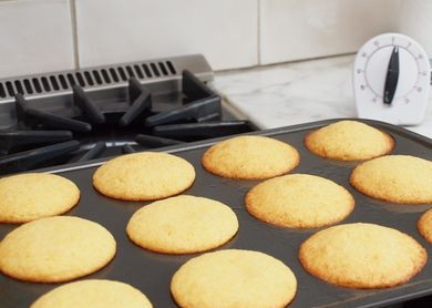 1. Этап. Кексы медовые: 6. Небольшие кексики выпекаются около 17-20 минут. Они должны зарумянится, и спичка должна выходить сухой из теста. Перед подачей остудите их немного. Приятного чаепития!