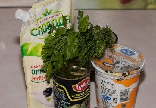 1. Этап. Сметанный соус к мясу: 1. Очень популярный соус, который легко приготовить в домашних условиях. Лучше, если он постоит в холодильнике и настоится.