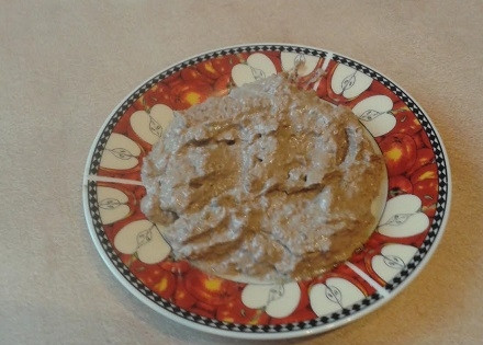 1. Этап. Закуска на чипсах Паштетная: Для закуски можно использовать магазинный паштет, а можно измельчить в блендере тушеную с луком печень.