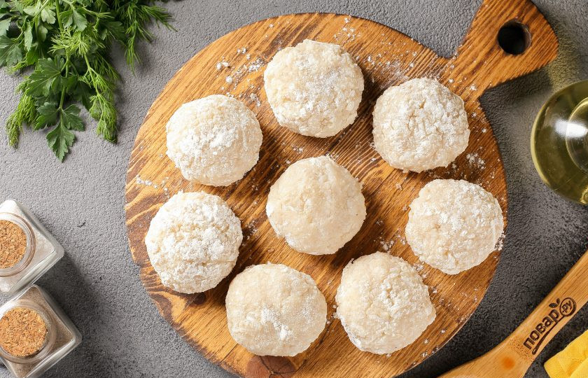 1. Этап. Тефтели из судака: Сформируйте фрикадельки и обваляйте их в муке.