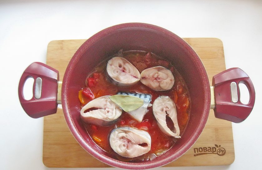 1. Этап. Скумбрия в томате с овощами: Выложите скумбрию в кастрюлю с соусом и овощами. Добавьте лавровый лист.