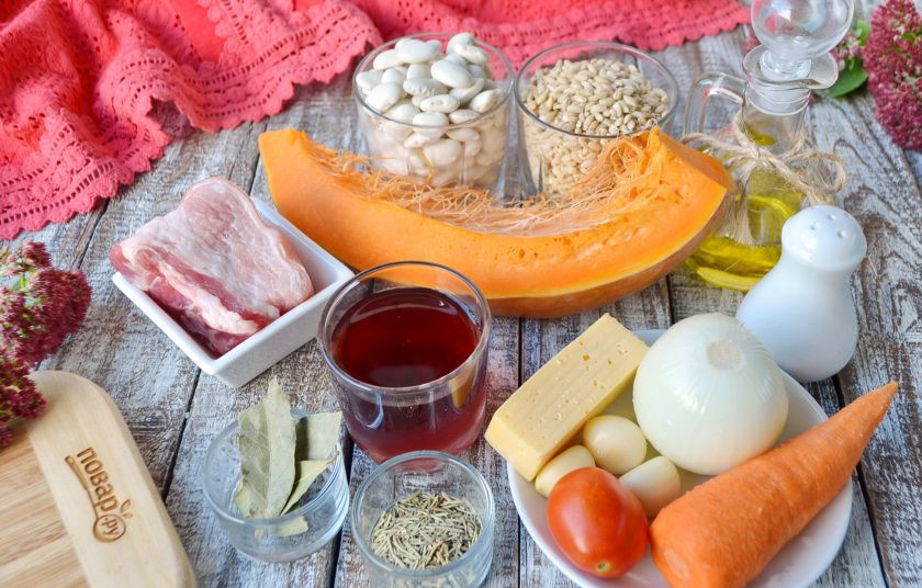 1. Этап. Перловая каша с фасолью, тыквой и беконом: Подготовьте продукты: вымойте и очистите овощи. Приступим!