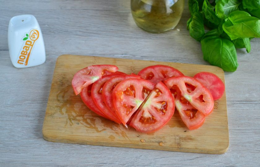 1. Этап. Пицца Каприччиозо: Помидоры порежьте кружочками. Если помидор крупный, то кружочки разрежьте пополам.