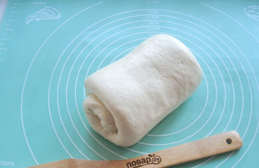 1. Этап. Хлеб с вялеными помидорами: Сверните тесто валиком.
