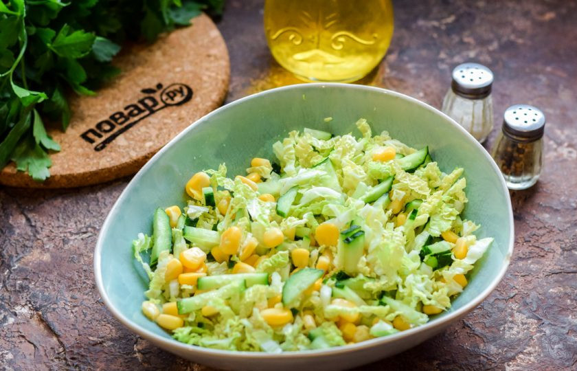 1. Этап. Простой салат из китайской капусты: Заправьте салат растительным маслом, добавьте соль и перец по своему вкусу. Перемешайте все ингредиенты и сразу подавайте салат к столу.