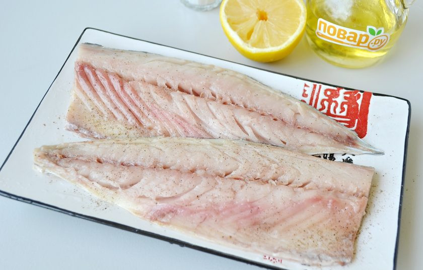 1. Этап. Скумбрия с абрикосами: 2. У скумбрии отрежьте голову, удалите внутренности, промойте. Порежьте на две половинки вдоль хребта, удалите все косточки, получаем два кусочка готового филе. Рыбу посолите, поперчите, сбрызните лимонным соком и оставьте на 15 минут.