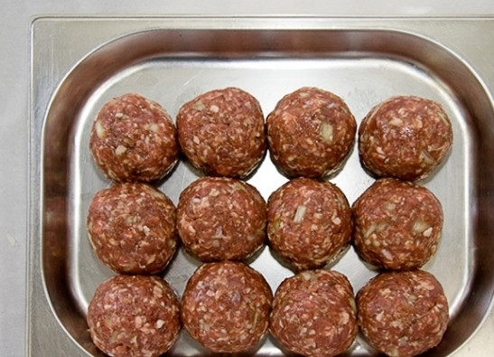 1. Этап. Тефтели с капустой в духовке: Тефтельки уложить в форму, залить соусом и запекать 40 минут при 180 градусах.