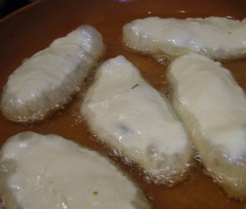 1. Этап. Тесто на закваске для пирожков: 6. На сковороду наливаем рафинированное масло. Пирожки бросаем в раскаленное масло.