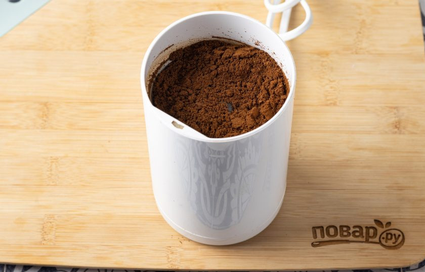 1. Этап. Капучино на соевом молоке: Кофейные зерна измельчите в кофемолке.