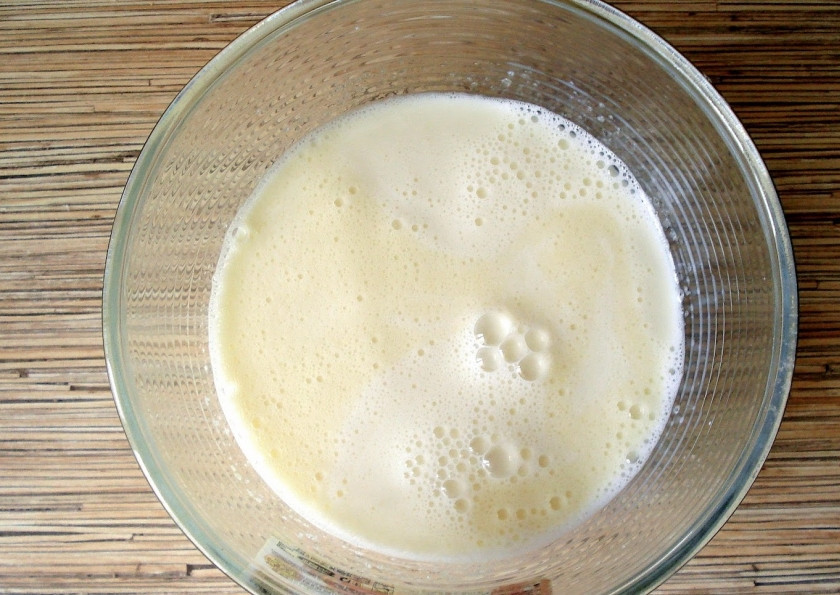 1. Этап. Кабачковые оладьи в духовке: Приготовьте смесь из яиц, муки и молока. Хорошенько перемешайте.