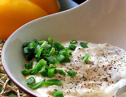 1. Этап. Салат Радуга с куриным филе: 2. Дальше сделаем заправку. Чеснок пропускаем через пресс, смешаем со сметаной, горчицей, луком, и специями по вкусу. Заливаем наш салат.