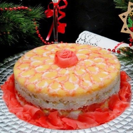 Закусочный суши торт 1. Этап. Закусочный суши торт: Готовый торт поставьте в холодильник на 1 час. Украсьте маринованным имбирем и подавайте.