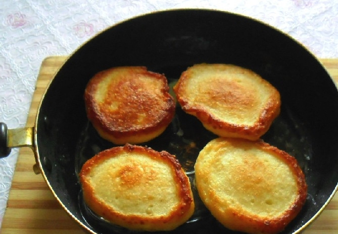 1. Этап. Пышные оладьи с творогом: Сковороду с растительным маслом разогрейте и при помощи столовой ложки наливайте тесто в сковороду, формируя оладьи нужного вам размера. Обжаривайте оладьи с каждой стороны примерно по минуте, пока они не приобретут аппетитный золотистый цвет. Подавать это блюдо можно как в горячем так и в холодном виде.