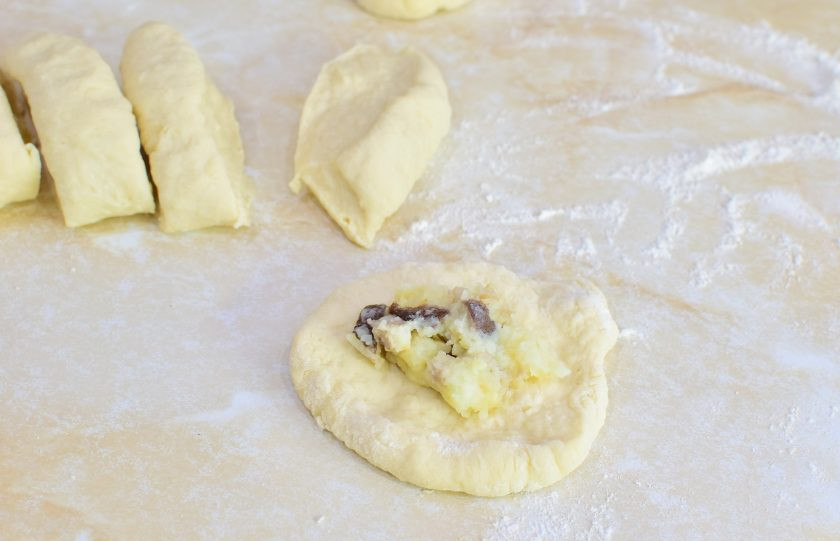 1. Этап. Жареные пирожки на кефире с картошкой и грибами: Готовое тесто разделите на кусочки. Из каждого кусочка сформируйте лепешку и выложите начинку. Слепите пирожок.