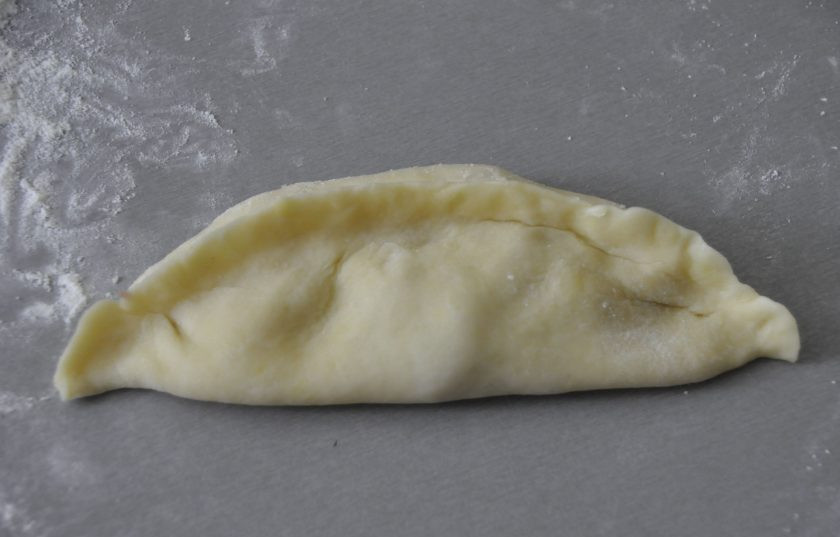 1. Этап. Кибинай: Защипните пирожок, хорошо проработайте защип, чтобы при выпекании не вытекал бульон.