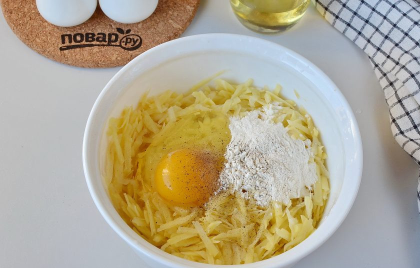 1. Этап. Большой драник на сковороде: Добавьте соль, перец, яйцо и муку.