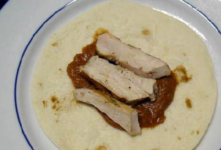 1. Этап. Фахитас с курицей: Далее кладем ломтики курицы.