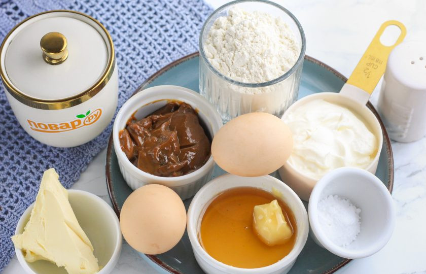 1. Этап. Медовик с вареной сгущенкой и сметаной: Подготовьте указанные продукты. Сгущенку приобретите вареную или 