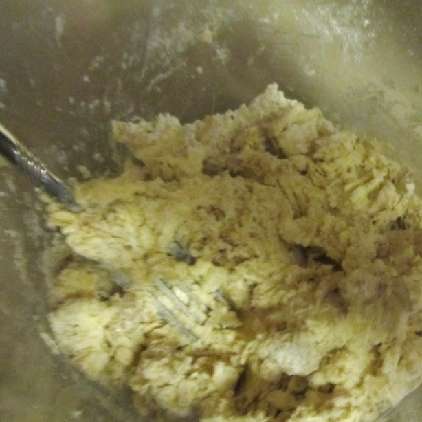 1. Этап. Крамбл с нектаринами: Хорошенько перемешиваем нектарины, половину муки, чайную ложку сахара и немного корицы.