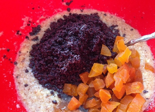 1. Этап. Маковые кексики с курагой: 5. Теперь добавим соль, корицу, мак и нарезанную на небольшие кусочки курагу. Перемешиваем.