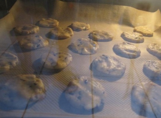 1. Этап. Печенье из глазированных сырков: 3. Формируем руками печенье, отправляем его в разогретую до 180 градусов духовку на 15 минут.