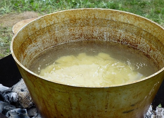 1. Этап. Уха в казане: 4. В казан тем временем налейте воду, добавьте картофель и поставьте на огонь. После закипания подсолите по вкусу.