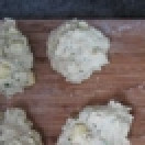 1. Этап. Сырные булочки Эмменталь: Сделайте 12 кусочков из теста.