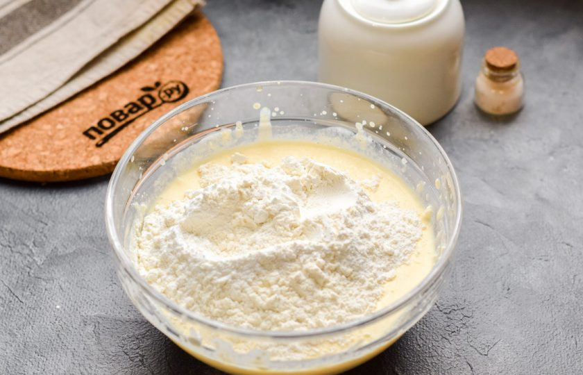 1. Этап. Панкейки с маскарпоне: Перемешайте все миксером и добавьте пшеничную муку, заранее смешанную с разрыхлителем.