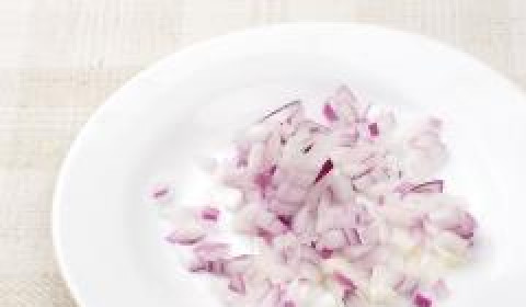 1. Этап. Салат с оливками: Лук мелко нарезаем.