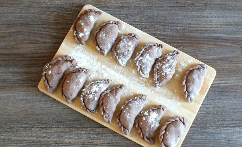 1. Этап. Шоколадные вареники с вишней: Готовые вареники выложите на доску присыпанную мукой. Уберите в морозилку. Отваривать вареники лучше слегка подмороженными.