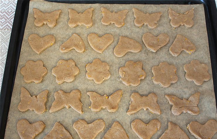 1. Этап. Самое вкусное имбирное печенье: Перекладываем заготовки на противень покрытый пекарской бумагой. Отправляем в разогретую духовку. Выпекаем 12 минут при температуре 180 градусов.