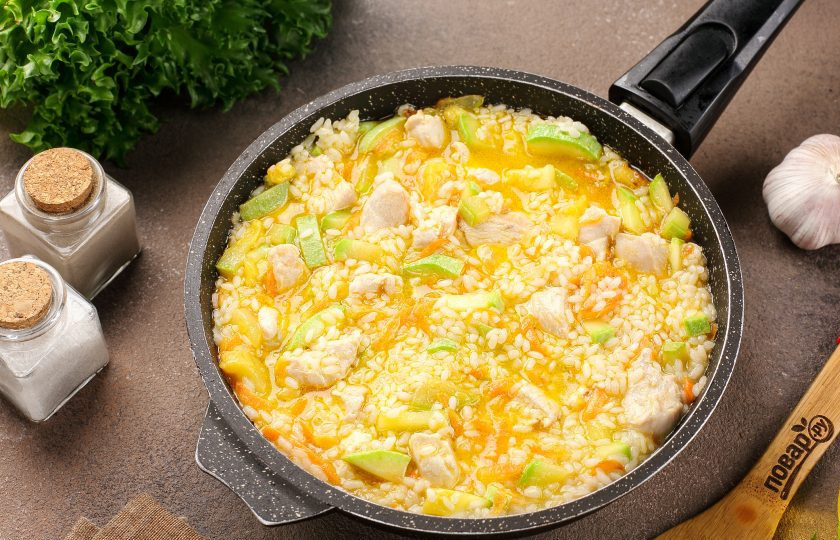 1. Этап. Ризотто с кабачками и курицей: Затем начните понемногу подливать бульон или воду. Готовьте ризотто, практически постоянно помешивая. Как только жидкость впитается, подлейте бульон снова и так до тех пор, пока рис не приготовится. Идеально считается, когда рис немного «аль денте», но наша семья такой не очень любит, поэтому я готовлю около 15 минут.