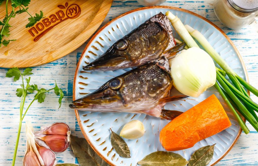 1. Этап. Заливное из головы щуки: Подготовьте указанные ингредиенты. Рыбьи головы промойте в воде, морковь, чеснок и лук очистите от кожуры и промойте.