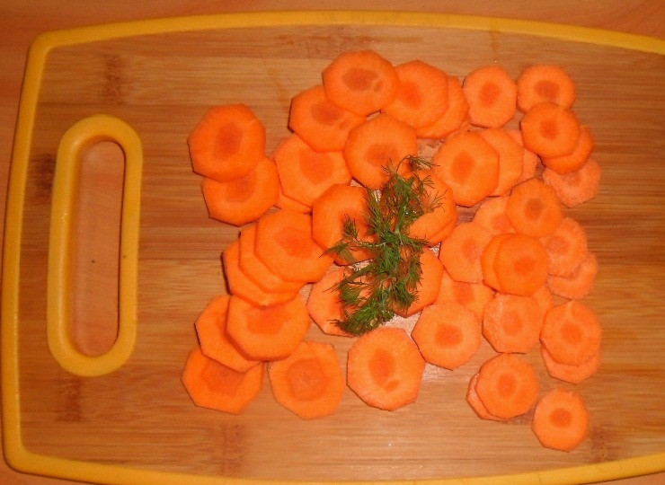 1. Этап. Паштет из куриной печени с овощами: Морковь нарезаю тонкими кружочками. Если вам не хочется возиться с резкой, просто натрите ее на крупной терке.