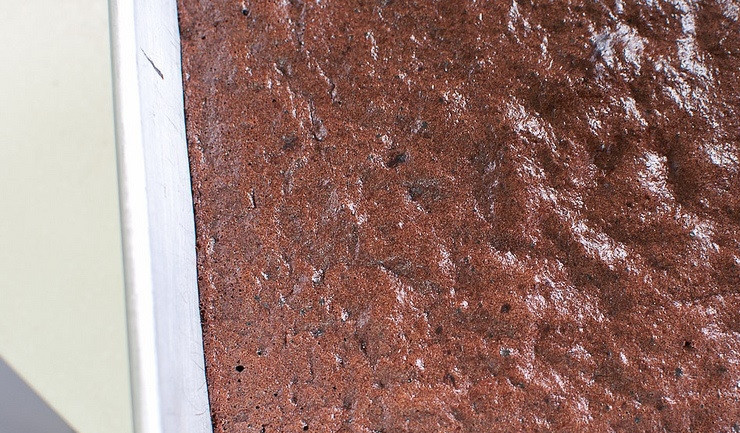 1. Этап. Простой шоколадный бисквит: 11. Отправьте в разогретый до 170 градусов духовой шкаф на 20-30 минут. Готовность проверяйте спичкой или зубочисткой, она должна выйти из бисквита сухой.