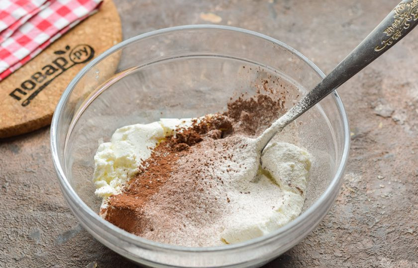 1. Этап. Сырники с какао: Просейте в миску с творогом муку и какао.