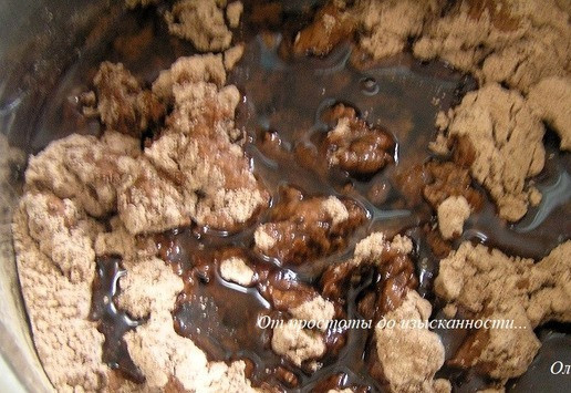 1. Этап. Шоколадно-клубничные кофейные кексы или Торт: Добавьте теплый кофе, масло и винный уксус, перемешайте.