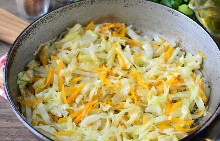 1. Этап. Капустная запеканка на кефире в духовке: Пассеруйте капусту с овощами 5-7 минут, добавьте специи по вкусу. Готовую капусту остудите.