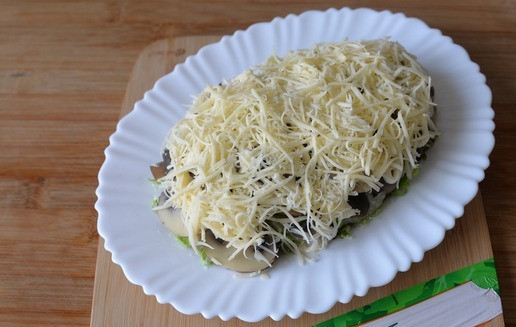 1. Этап. Салат Княжий град: На мелкой тёрке трём сыр, посыпаем верхним слоем. Даём салату настояться минимум 2 часа. Подаём салат охлаждённым. Всего доброго в Новом году!