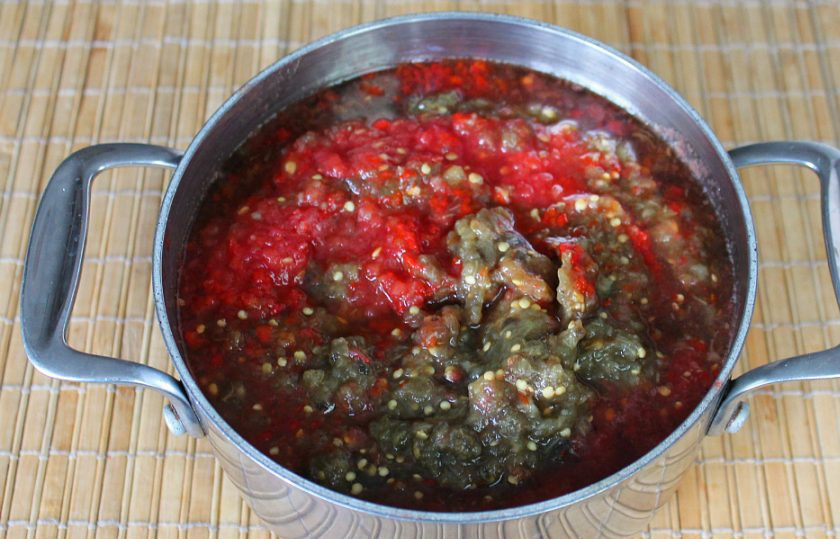 1. Этап. Аджика из баклажанов и помидоров: Баклажаны и перец пропускаем через мясорубку и добавляем в кастрюлю к остальным ингредиентам. Кипятим аджику 5-7 минут и разливаем по стерильным банкам. Закатываем металлическими крышками.
