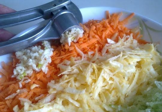 1. Этап. Салат из репы: 6. Очищенный чеснок пропустите через пресс и добавьте к овощам. Если вы готовите салат из репы в домашних условиях для детей, то чеснок лучше не добавлять.