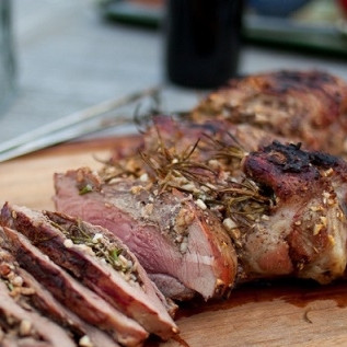 1. Этап. Баранья нога на гриле: 6. Прожаренную на гриле баранью ногу выложите на тарелку и дайте ей отдохнуть в течение 10-15 минут. Затем нарежьте и подавайте с овощами, любимым хлебом и брусничным или клюквенным джемом. Приятного!