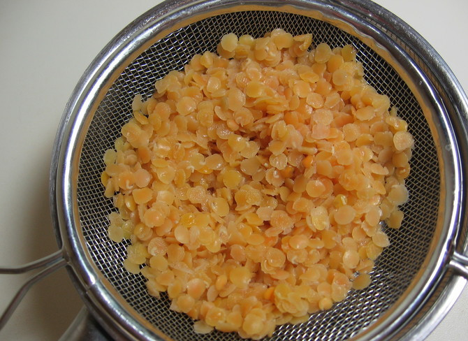 1. Этап. Салат из чечевицы с мясом: Моем чечевицу холодной водой, варим до мягкости. Откидываем на дуршлаг. Рекомендуется чечевицу предварительно замочить на час-два и затем отваривать в той же самой воде.